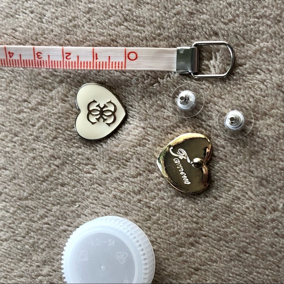✨2/$7✨ Earrings: GUESS Heart Earrings, 1 pair 🛍 Bundle Me! - Picture 4 of 7